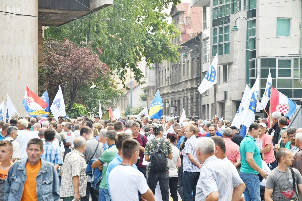 Želimo poštovanje umjesto poniženja: Razvojačeni i zaboravljeni branitelji protiv braniteljskog dodatka od 1,50 KM